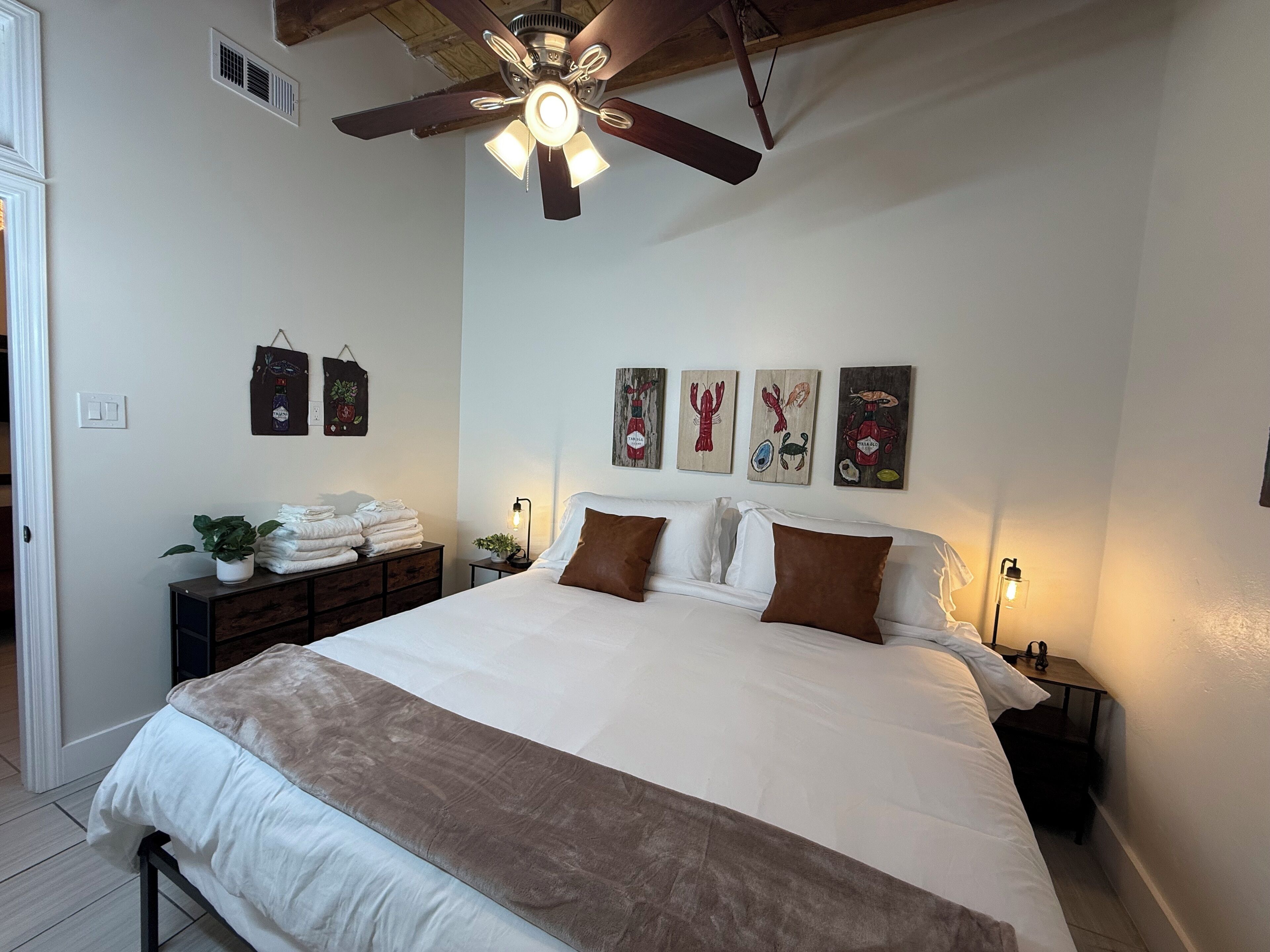 2 Schlafzimmer, Schreibtisch, Bügeleisen/Bügelbrett, Reisekinderbett