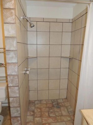 Dusche, Haartrockner, Handtücher, Seife