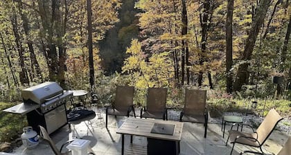 Skyeship House Condo with Hot Tub! - 1 Minute from Gondola - Sleeps 12 Easily
