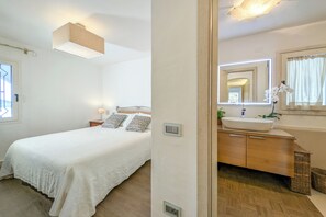 5 bedrooms, iron/ironing board, travel crib, free WiFi