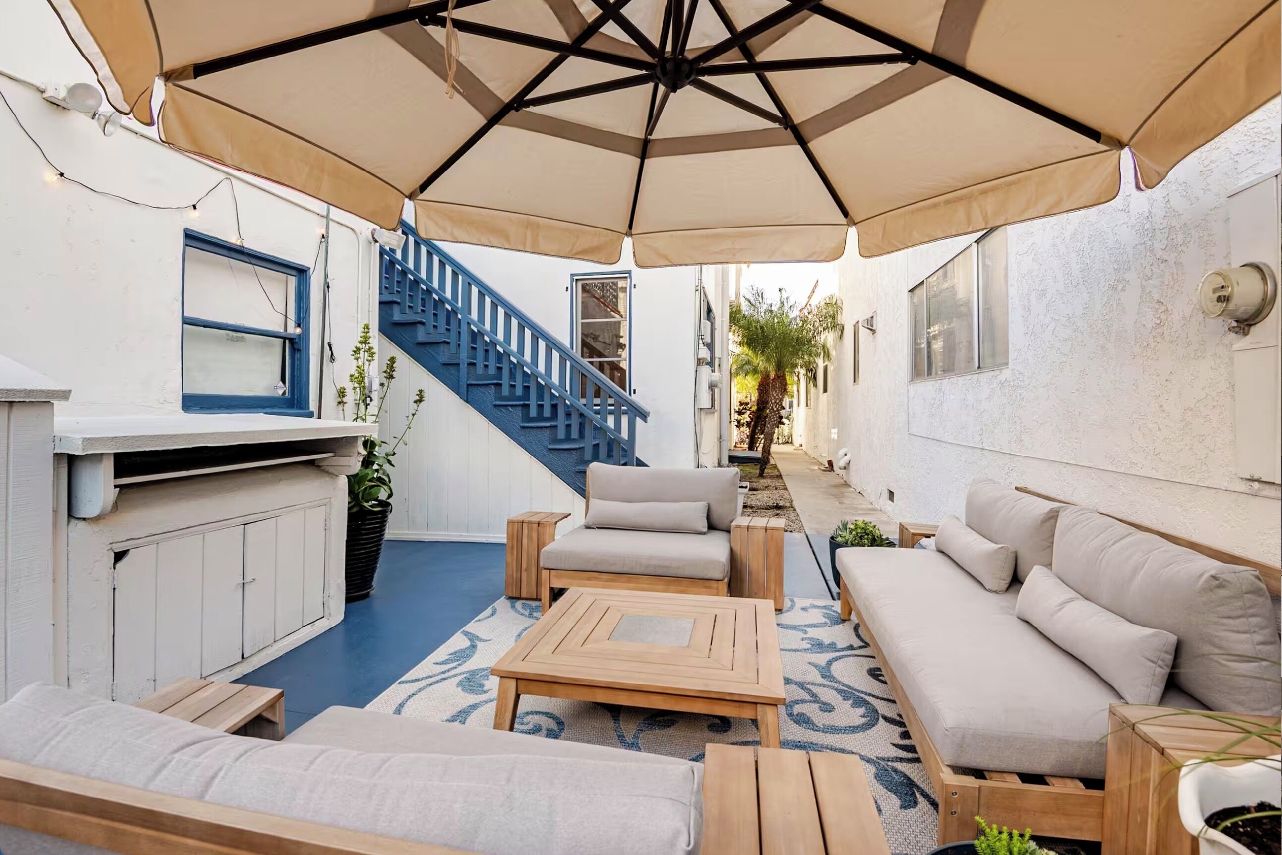 Una Smart TV, una chimenea