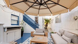Smart TV, fireplace - Spanish Home: Steps to Beach & 2nd St
-Quiet part of Belmont Shores (Long Beach)