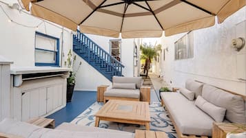 Una Smart TV, una chimenea