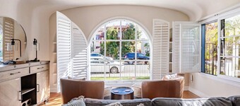 Spanish Home: Steps to Beach & 2nd St
-Quiet part of Belmont Shores