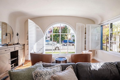 Spanish Home: Steps to Beach & 2nd St
-Quiet part of Belmont Shores