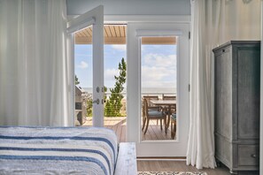 6 soverom, skrivebord, strykejern/-brett og reiseseng for barn