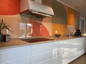 Bosdalhuset | Cozinha privada | Geladeira grande, fogão, cooktop, cafeteira/chaleira
