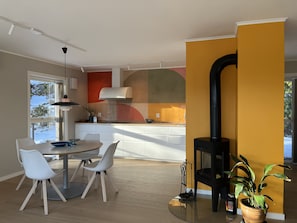 Bosdalhuset | Cozinha privada | Geladeira grande, fogão, cooktop, cafeteira/chaleira