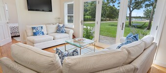 Ritz - East Hampton Cottage On The Water