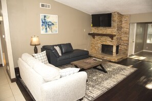 Smart TV, fireplace - 🏡 Comfortable 3BR House in Plano • 2 Baths • 2-Car Garage • Great Location! (Plano)