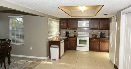 🏡 Stylish 3BR Home in Plano with Backyard & Garage – Perfect Family Getaway!