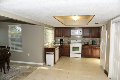 🏡 Comfortable 3BR House in Plano • 2 Baths • 2-Car Garage • Great Location!