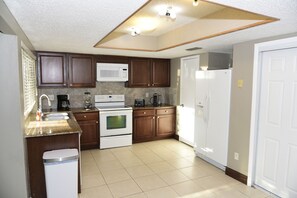 Fridge, microwave, oven, stovetop - 🏡 Comfortable 3BR House in Plano • 2 Baths • 2-Car Garage • Great Location! (Plano)