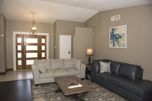 Smart TV, fireplace - 🏡 Comfortable 3BR House in Plano • 2 Baths • 2-Car Garage • Great Location! (Plano)