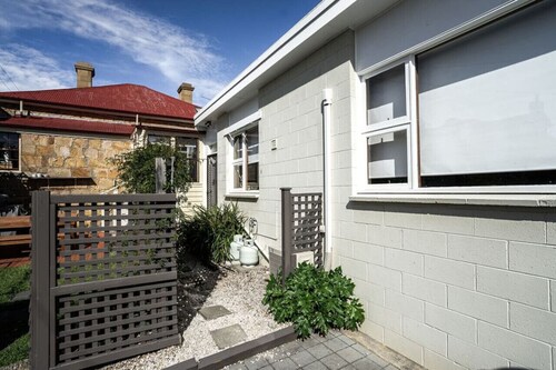 Ms Sophia's Studio Apartment - Historic Battery Pt