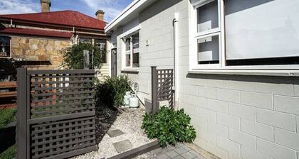 Ms Sophia's Studio Apartment - Historic Battery Pt