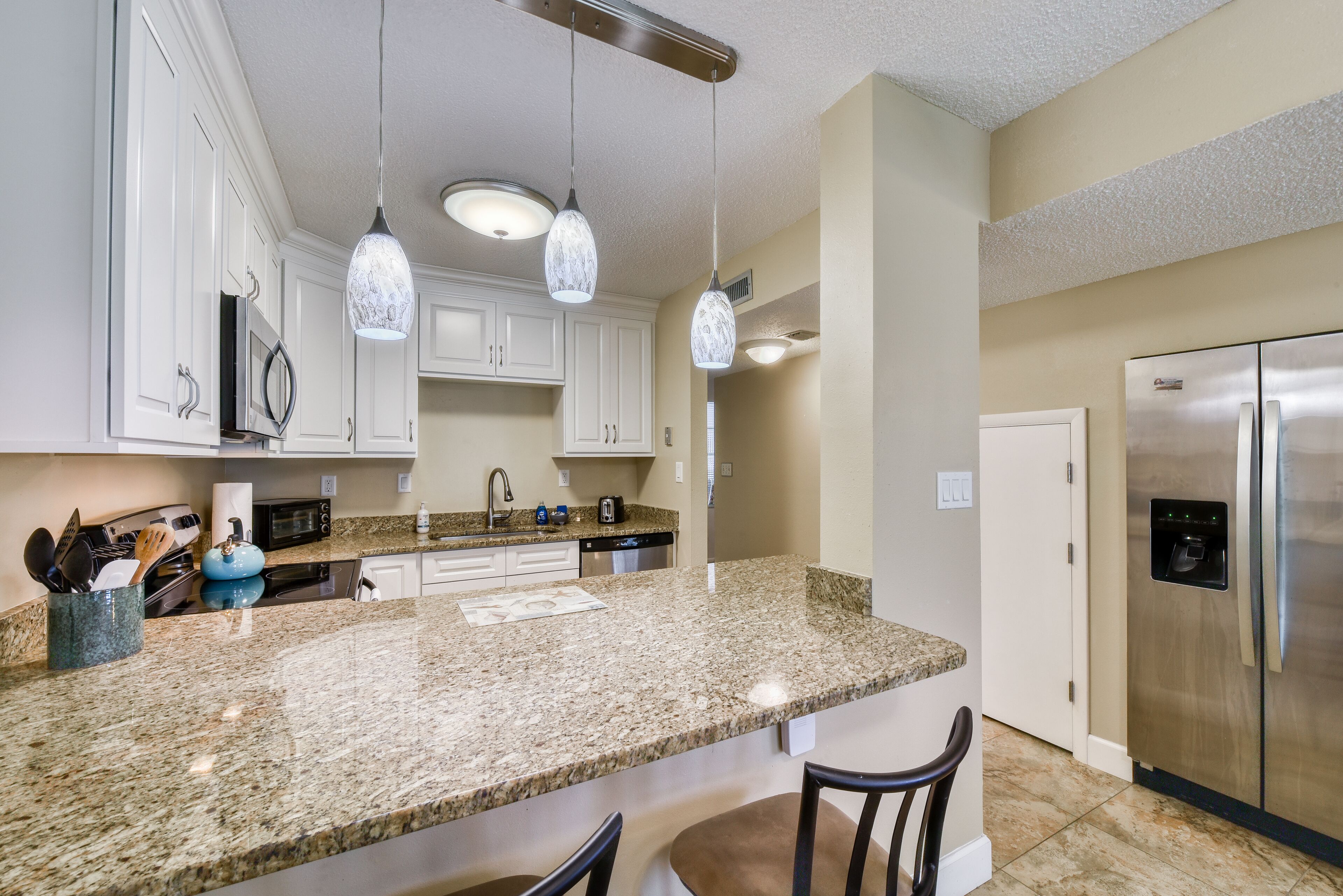 Jääkaappi, mikroaaltouuni, uuni, liesi