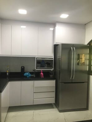 Fridge, microwave, oven, stovetop - Casa Térrea Ótima Para o fim de Semana com a Família (São Sebastião)
