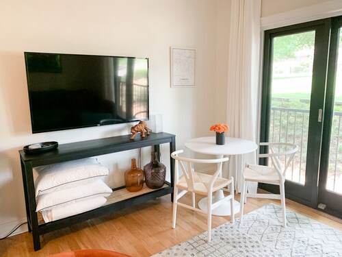 Football! Walk to Death Valley/campus/downtown! Free Parking Spot! Next to ESSO!