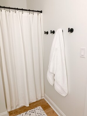 Douche, sèche-cheveux, serviettes fournies, savon