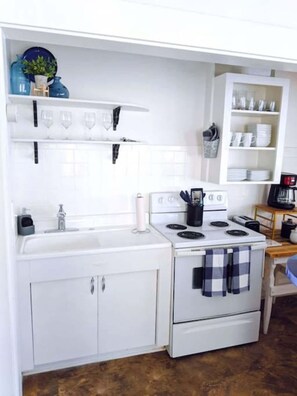 Réfrigérateur, micro-ondes, four, plaque de cuisson