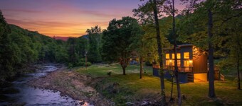 Hot Tub+Fire Pit, On the River, WiFi, Grill, Cozy!