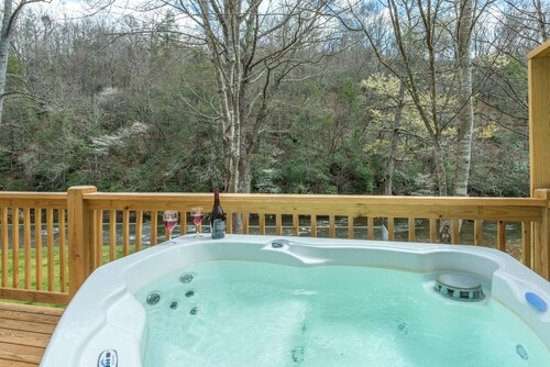 Riverfront Cabin, Hot tub, Fire Pit, Grill, Wi-Fi, Private, Fishing, Swimming