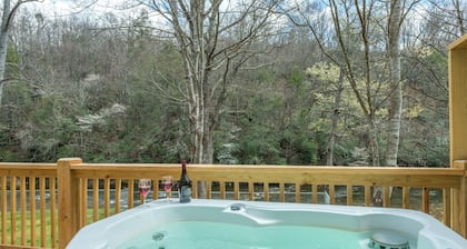 Riverfront Cabin, Hot tub, Fire Pit, Grill, Wi-Fi, Private, Fishing, Swimming