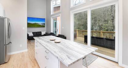 Riverfront Cabin, Hot tub, Fire Pit, Grill, Wi-Fi, Private, Fishing, Swimming