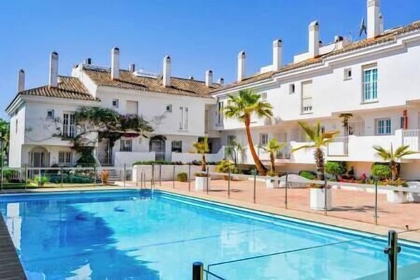 Pool - Charming Townhouse! 10 minute walk to Puerto Banus (Marbella)