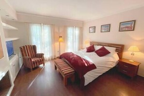 Iron/ironing board, travel cot, WiFi, bed sheets - Charming Townhouse! 10 minute walk to Puerto Banus (Marbella)