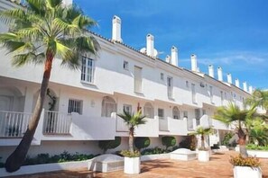 Exterior - Charming Townhouse! 10 minute walk to Puerto Banus (Marbella)