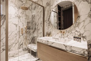 Dusche, Regendusche, Haartrockner, Fußbodenheizung (Badezimmer)