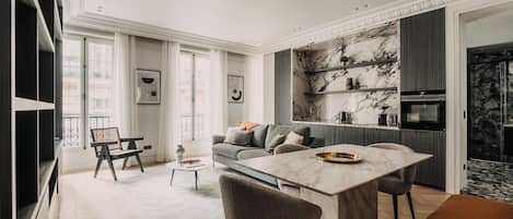 Télévision à écran plat, cheminée, Netflix, livres