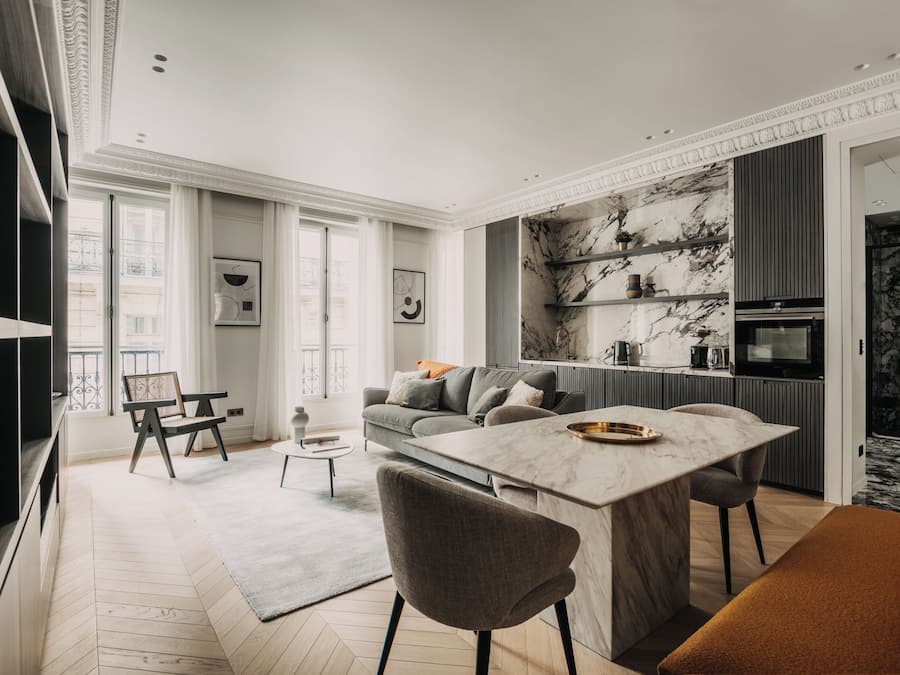 65-Zoll-Flachbildfernseher mit Kabelempfang, Kamin, Netflix