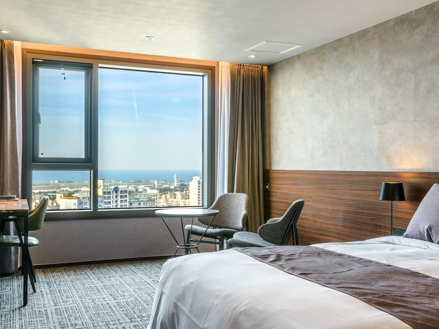 Zimmersafe, Schreibtisch, Verdunkelungsvorhänge, kostenloses WLAN