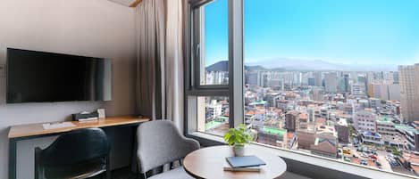 Caja de seguridad en la habitación, escritorio y cortinas blackout