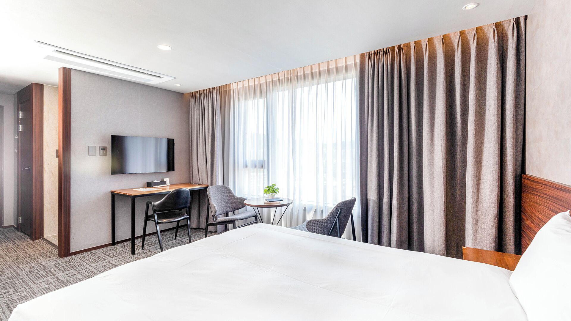 In-room safe, desk, blackout curtains, free WiFi