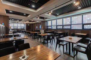 Daily buffet breakfast (KRW 15000 per person)