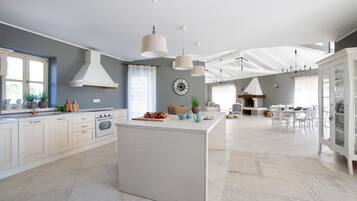 Réfrigérateur, micro-ondes, four, lave-vaisselle