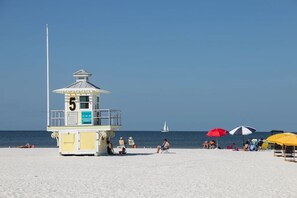 In Strandnähe, Liegestühle, Strandtücher