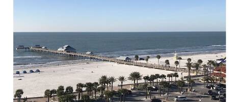 Ubicación cercana a la playa, tumbonas y toallas de playa