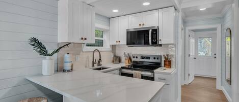 Refrigerador, microondas, horno y parrilla de estufa