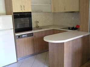 Kühlschrank, Mikrowelle, Herdplatte, Geschirrspüler