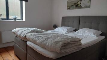 3 habitaciones, tabla de planchar con plancha y internet gratis