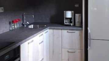 Jääkaappi, mikroaaltouuni, uuni, astianpesukone