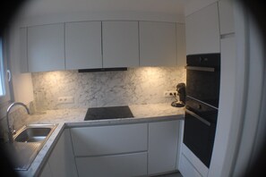 Fridge, microwave, dishwasher, coffee/tea maker