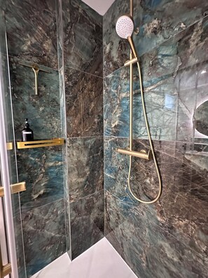 Douche, sèche-cheveux, serviettes fournies, savon