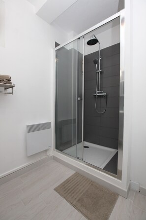 Douche, séchoir à cheveux, serviettes fournies, savon
