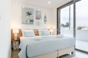 3 habitaciones, escritorio y tabla de planchar con plancha 